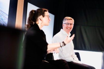 Newly graduated Vestas employees gather at Vestas headquarters in Aarhus for a panel discussion, Q&A, and to celebrate their accomplishments. 