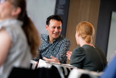 Newly graduated Vestas employees gather at Vestas headquarters in Aarhus for a panel discussion, Q&A, and to celebrate their accomplishments. 